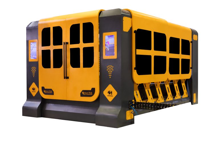 Metal laser cutting machine with cabin (5)